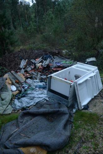 INDOMABLES LOS VERTEDEROS ILEGALES DE ESCOMBROS PL&Aacute;STICOS POR DOQUIER MUEBLES ETC EN EL MUNICIPIO DE CEA. - Otros Pa&iacute;ses