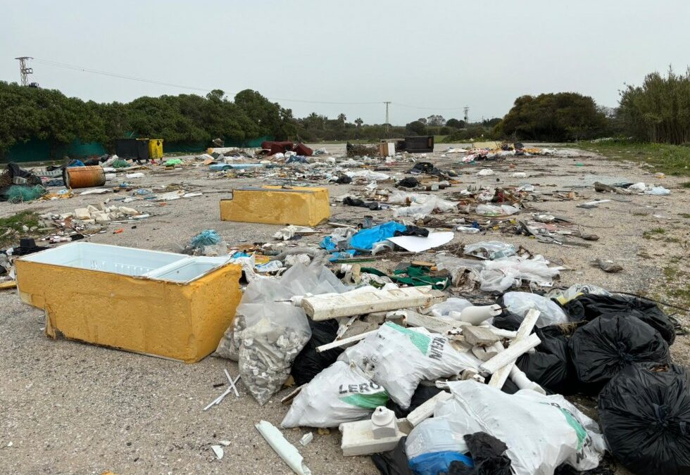 Peginas Aguadulce comienza a ser sitiada por vertederos ilegales indomables e inextinguibles 980x675 - Autonom&iacute;as